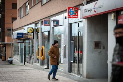 Sucursales bancarias en una calle de Madrid. 