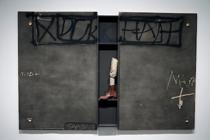 El Museo Reina Sofía rinde homenaje a Antoni Tàpies, uno de los artistas españoles más importantes del siglo XX, con una grande y compleja exposición que reúne más de 200 obras, que ponen en valor la vigencia y relevancia del artista catalán. Antoni Tàpies. La práctica del arte (1923-2012) conmemora los cien años del nacimiento del artista. La muestra recala en Madrid desde hoy, 21 de febrero, hasta el 24 de junio, tras exponerse en el Bozar de Bruselas. 