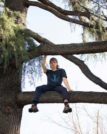 Diego García Vega se encarama a un árbol del madrileño Parque del Oeste.