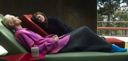 Tilda Swinton y Julianne Moore, la enferma y su cuidadora, en 'La habitacin de al lado', de Pedro Almodvar.