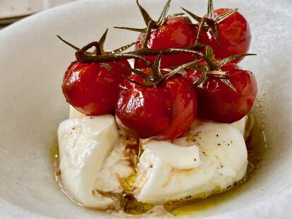 Burrata con tomatitos asados.