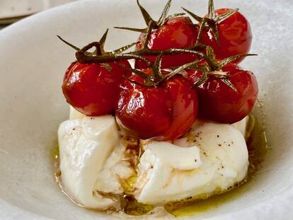 Burrata con tomatitos asados.