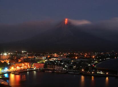 El volcán Mayón, en el centro de Filipinas, es el más activo del país