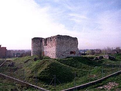 Vista del parque en el que se encuentra el castillo de la Alameda de Osuna, rodeado por una valla metálica.