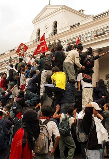 Un grupo de manifestantes frente al palacio del Gobierno en Quito.