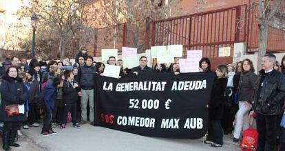 Padres y madres del colegio p&uacute;blico Max Aub, protestan frente a las puertas del centro por la deuda de la Generalitat.