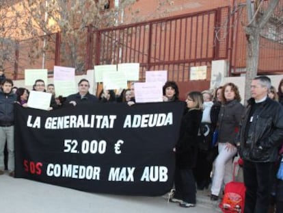 Padres y madres del colegio público Max Aub, protestan frente a las puertas del centro por la deuda de la Generalitat.