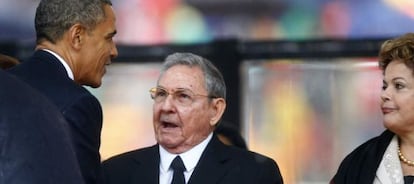 Los presidentes de EE UU y Cuba, Barack Obama y Raúl Castro, se saludan ante la presidenta brasileña, Dilma Rousseff.