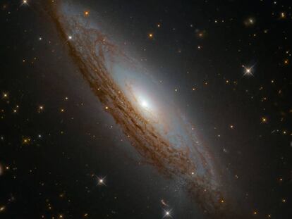 La galaxia ESO 021-G004, fotografiada por el Hubble, tiene un agujero negro supermasivo en el centro.