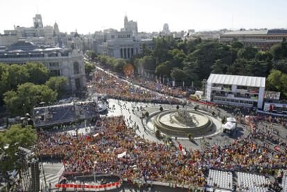 La plaza de Cibeles y el inicio de la calle de Alcalá poco antes del comienzo de la misa de bienvenida a los peregrinos celebrada ayer.