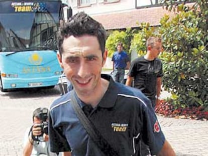 Beloki, del Astaná Würth, llega al hotel en Estrasburgo.