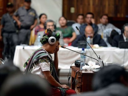 Una de las v&iacute;ctimas llora durante su testimonio en el juicio contra R&iacute;os Montt en Guatemala.