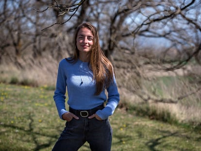 Irene Solà, retratada la semana pasada en un paisaje cerca de Vic (Barcelona).