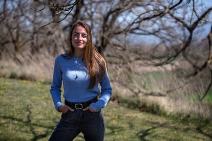 Irene Solà, retratada la semana pasada en un paisaje cerca de Vic (Barcelona).