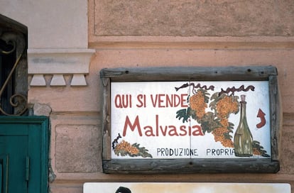 Una placa en una calle de Salina advierte de la venta de vino de Malvasía, una de las señas de identidad de la gastromía de las islas Eolias.