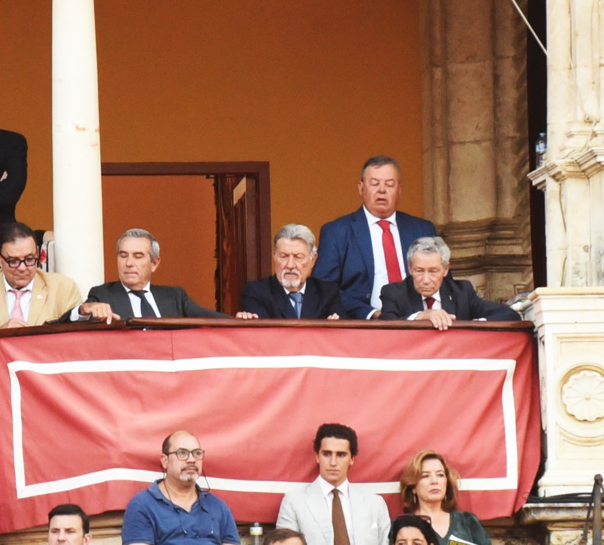 Gabriel Fernández Rey, en el centro de la imagen, uno de los tres presidentes de La Maestranza.