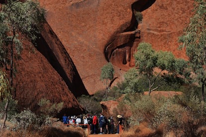 La expansión por Australia. La llegada a Australia es, quizás, uno de los hitos menos conocidos de la expansión humana. Se cree que ocurrió hace unos 40.000 o 50.000 años, y que los colonos llegaron en barcas desde la actual Indonesia, aprovechando que, durante la última glaciación, el nivel del mar era mucho más bajo, y que Australia y Nueva Guinea formaban un único continente, llamado Sahul. Una vez desembarcados, fueron testigos de paisajes como el del parque nacional Uluṟu-Kata Tjuṯa (en la imagen), con sus impresionantes formaciones geológicas en el centro australiano, patrimonio mundial de la Unesco desde 1987. Hay investigadores que sostienen que las inmensas praderas y el predominio de eucaliptos y acacias, resistentes al fuego, podrían ser resultado de los incendios provocados por estos primeros pobladores prehistóricos.