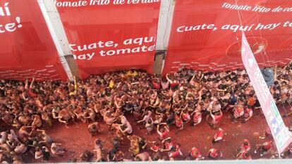 La Tomatina de Buñol (Valencia) ha cumplido con su rito anual en el que 22.000 personas han bañado la localidad de tomate, en una edición donde la batalla se ha dirigido también contra la violencia machista y homófoba.
