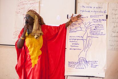 Woré Ndiaye, coordinadora e impulsora del taller de liderazgo femenino en Gorée Institute, comenta uno de los análisis sobre el conflicto armado en África realizado por un grupo de asistentes al taller. 