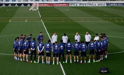El Real Madrid guarda un minuto de silencio durante el entrenamiento. 