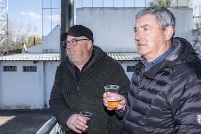 Hilario Monviela y Antonio Planas vivieron el último día de la central térmica. Se abrazaron y lloraron porque sabían lo que aquello significaría para sus vidas y las de todos los andorranos. Incluso hoy cuando lo cuentan se les encharcan un poco los ojos. La mina y el carbón marcaron su carácter, sus tradiciones y sus relaciones personales. “Hemos visto perder la vida a muchos compañeros y la vida de un compañero no vale todo el oro del mundo”, resume Monviela. “El sentimiento minero en este pueblo siempre estará, pero por ejemplo Santa Bárbara (patrona de este oficio) cada vez se celebra menos, cuando nosotros éramos jóvenes era fiesta gorda”, apunta Planas.