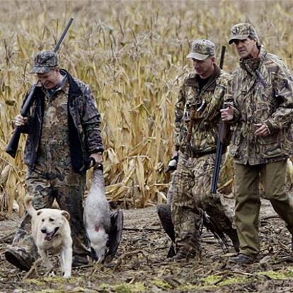 El candidato demócrata, John Kerry, durante una cacería de patos ayer en Spingfield Township (Ohio).