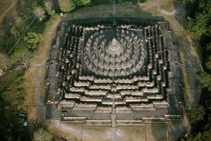 El santuario budista de Borobodur (siglos VIII-X), en Yogyakarta, (Java, Indonesia). Estos antiguos restos arqueológicos son patrimonio de la humanidad por la Unesco y fueron restaurados por esta institución en 1973.