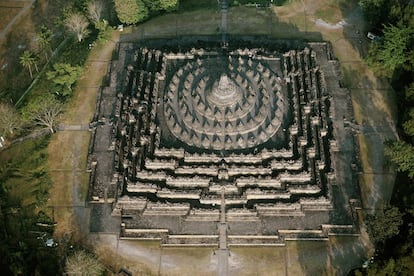 El santuario budista de Borobodur (siglos VIII-X), en Yogyakarta, (Java, Indonesia). Estos antiguos restos arqueológicos son patrimonio de la humanidad por la Unesco y fueron restaurados por esta institución en 1973.