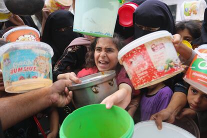 Un grupo de palestinos intenta conseguir comida en la franja de Gaza durante un reparto, realizado el 13 de noviembre.