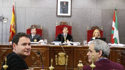 El presidente de Sortu, Hasier Arraiz (izquierda), ante el tribunal que lo juzga por pertenencia a ETA.