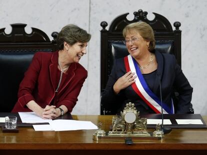 Isabel Allende e Michelle Bachelet, sorridente com a faixa presidencial.