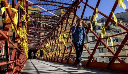 Yellow ribbons on a bridge in Girona to call for the release of the jailed Catalan ministers.