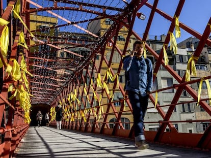 Llaços grocs en defensa dels exconsellers detinguts, al Pont de les Peixateries Velles, a Girona.