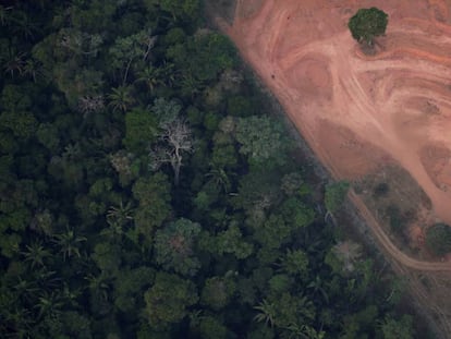 Vista aérea de uma zona deforestada cerca de Porto Velho (Estado de Rondonia).