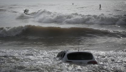 Un vehicle a la platja de Vilassar de Mar.