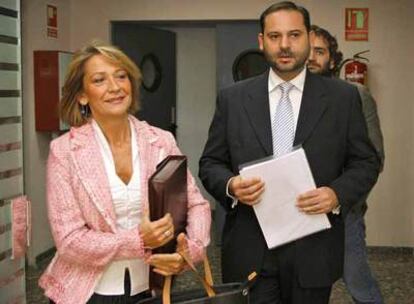 Inmaculada Rodríguez Piñero y José Luis Ábalos, ayer, en Valencia.