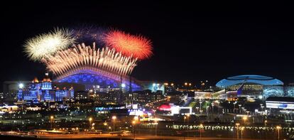 Lançamento de fogos de artifício durante a cerimônia inaugural no estádio olímpico de Fisht.