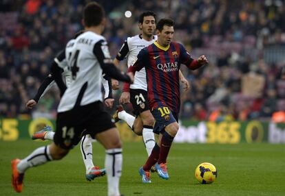 Messi entre Bernat y Parejo.