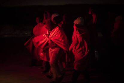 Migrantes subsaharianos caminando hacia el Centro de Atención Temporal de Extranjeros desde el muelle situado en Crinavis, San Roque.