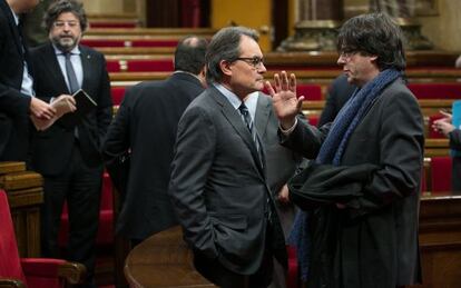 Artur Mas y Carles Puigdemont en el Parlament .