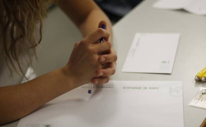 Una aspirante, en las oposiciones de la Junta celebradas en 2013.