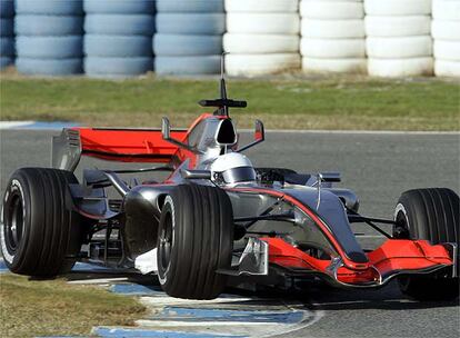 <B> SIN DISTINTIVOS</B> El McLaren del piloto asturiano no lucía distintivos ni patrocinadores en la primera sesión de entrenamientos en el circuito jerezano.