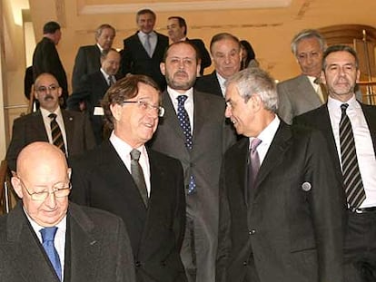 JOSÉ LUIS MÉNDEZ, DIRECTOR GENERAL DE CAIXA GALICIA, Y EMILIO PÉREZ TOURIÑO CONVERSAN AYER EN SANTIAGO.