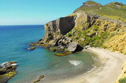 La pequeña cala de los Amarillos, en el Cabo de Gata (Almería).