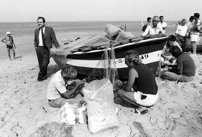 Manuel Chaves, fotografiado con pescadores en la playa de La Victoria (Cádiz), durante la campaña autonómica de junio de 1990.