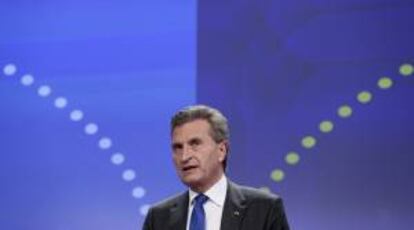 El comisario europeo de Energía, Günther Oettinger, ofrece una rueda de prensa en la sede de la Comisión Europea (CE), en Bruselas (Bélgica), hoy, martes 5 de noviembre de 2013.