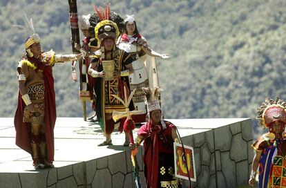 Entre los actos de celebración está la realización de una ceremonia llamada Tinkay. Un actor encarna al inca Pachacútec que realiza el saludo a los cuatro suyos, en los que dividía el Imperio inca: Chinchaysuyo (región norte), Antisuyo (región noreste), Collasuyo (región sur) y Contisuyo (región suroeste). A través de esta tradicional ceremonia se llevará a cabo una ofrenda a la pachamama o madre tierra.