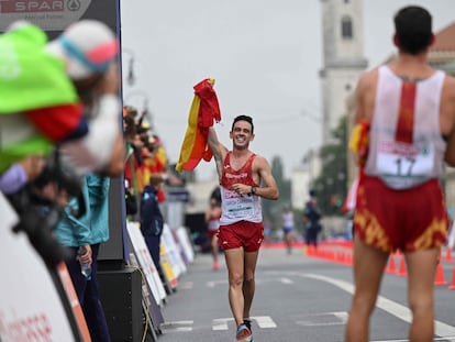 Álvaro Martín, oro, espera este sábado en meta a Diego García Carrera, bronce en los 20 kilómetros marcha.