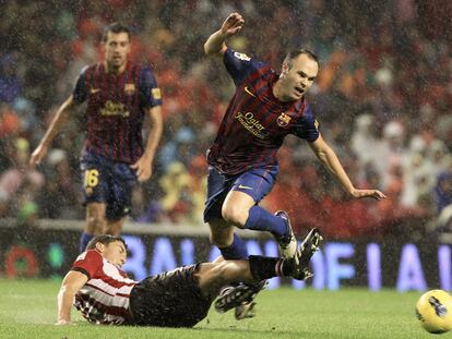 De Marcos corta un avance de Iniesta.