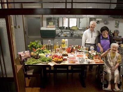La familia Matsuda, en la cocina de su casa, en Okinawa, Japón, con la compra de la semana.